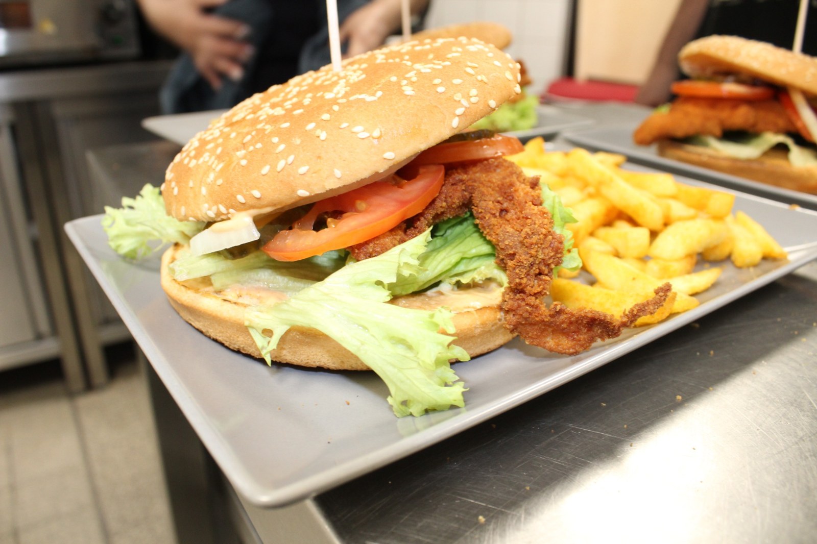 Burger mit Pommes aus unserer Küche